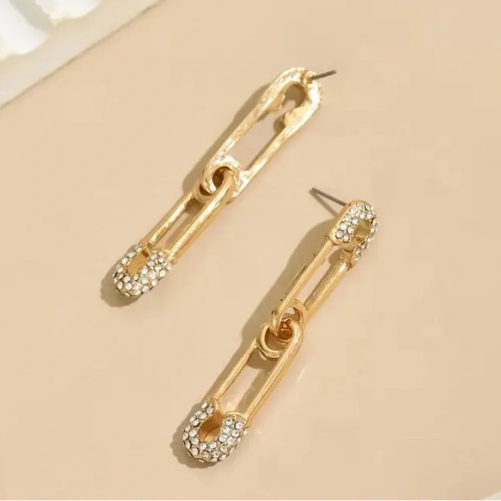 Elegant Gold and Silver Hoop Earrings with Intricate Detailing - Picture 5 of 5